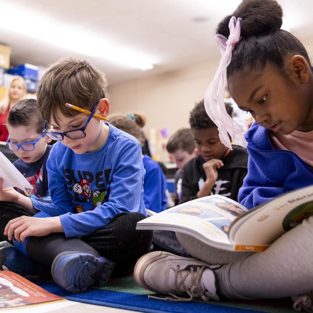  Students read in class